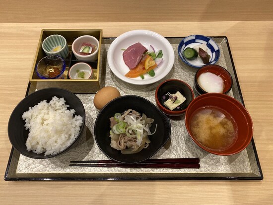 筆者がビュッフェで取り分けてきた朝食。京の漬物に栃木の生ゆばもおいしかった