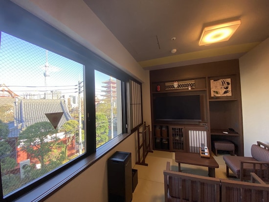 客室の窓からは浅草寺の五重塔やスカイツリーが一望できる