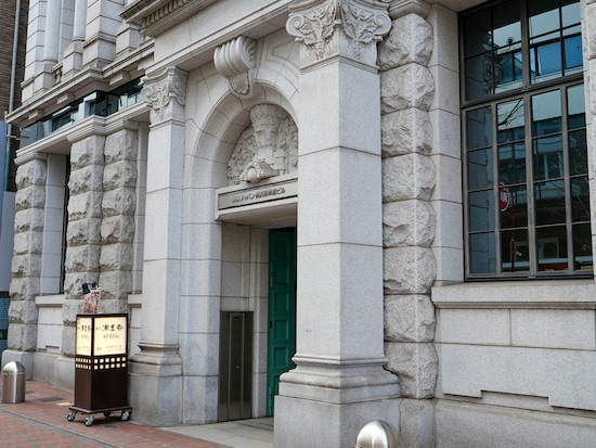損保ジャパン横浜馬車道ビルは、1922年に建設された旧川崎銀行横浜支店の姿を壁面の一部として遺している