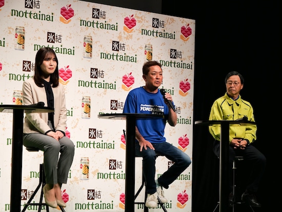 左から、中味開発担当の佐藤さん、浜なし生産者の鮫島さん（えのき園）、JA横浜の北尾さん