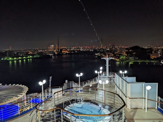 大阪・天保山客船ターミナルに停泊中のダイヤモンド・プリンセスから街を望む。陸から夜景と船を見るのも美しい