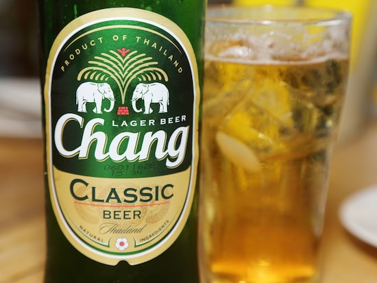 タイでは氷を入れてビールを飲む？（画像出典：charnsitr / Shutterstock.com）※写真はイメージです