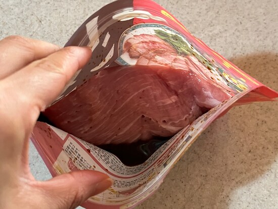 袋の中に豚肉を入れる