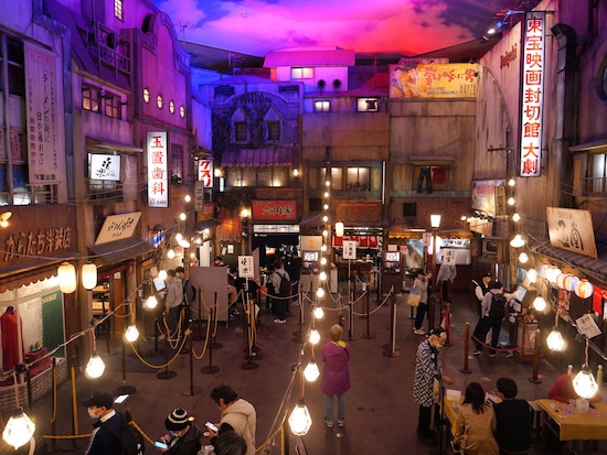 「昭和33年の夕暮れの街」を再現したレトロな雰囲気の館内（筆者撮影）