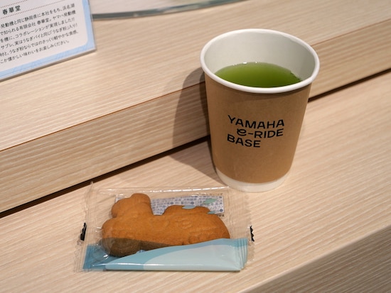 ラウンジでは訪れた方に静岡県森町の緑茶とモビリティサブレを無料で提供