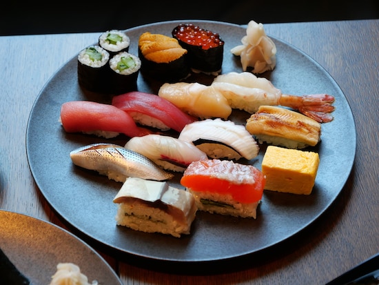 「酢重の鮨」ではディナータイムに60分食べ放題コースを実施 ※イメージ
