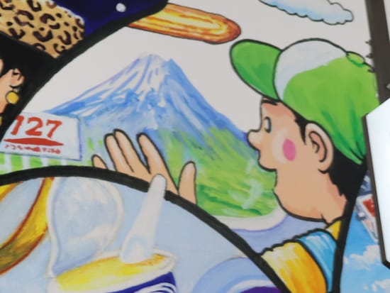 東海道新幹線の代表的な車窓といえば富士山。謎の看板727も……
