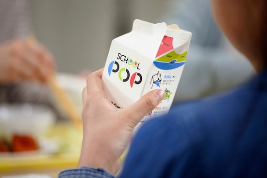日本製紙株式会社が開発した開けやすさや飲みやすさを重視したストローレスパック「School POP（スクール ポップ）」（画像提供：日本製紙）