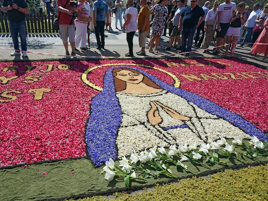 教会前にある特別なデザインの花の道