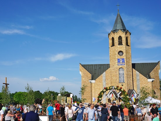 聖体節の日のポーランド・スピチミェシュの教会前