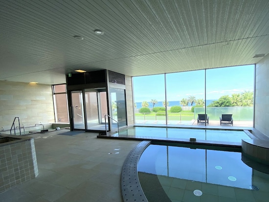 内湯と露天風呂から、海辺の景色を楽しめる設計になっている大浴場
