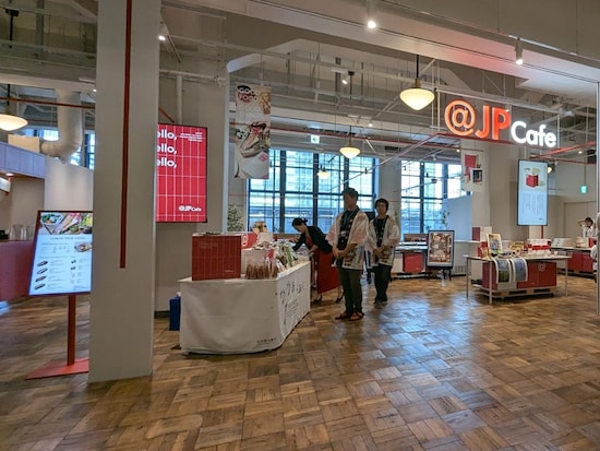 旧大阪中央郵便局舎の移設部分は床材も当時のまま。「＠JPcafe」は情報発信基地の役割を果たしイベントなどのスペースも