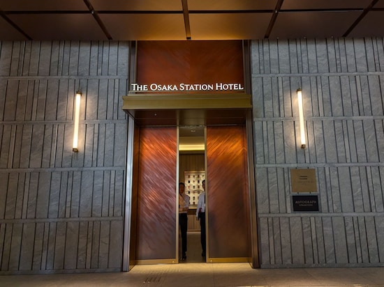 扉の向こうには、鉄道の歴史感じるアートが広がる（THE OSAKA STATION HOTEL）