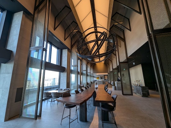 THE LOBBY LOUNGEは、初代大阪駅をイメージ。地上140メートルからの景色を堪能できる（THE OSAKA STATION HOTEL）