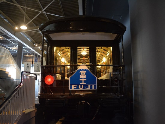 機関車けん引の特急列車最後尾には1等展望車が連結されていた