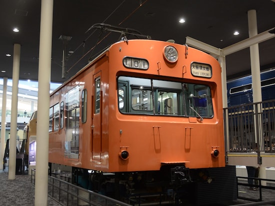 まずはオレンジ色の新性能電車が登場。関西では大阪環状線がこの色だった