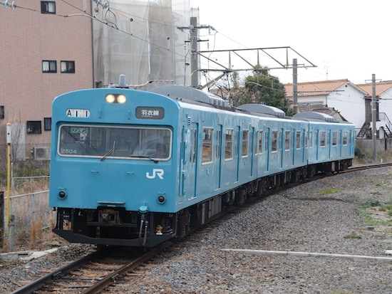 スカイブルーの103系。関西の阪和線羽衣支線で走っていた頃の写真