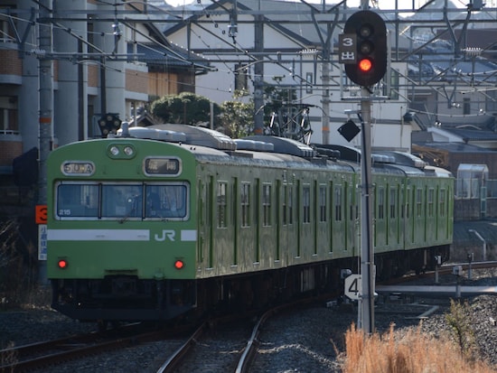 京阪神エリアではウグイス色の正面に白帯を加えた塗装の103系が関西本線や奈良線で活躍した