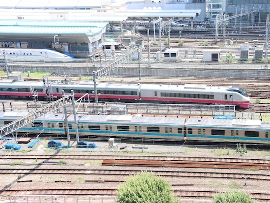 さまざまな列車が発着する東京駅。手前から奥に、京浜東北線、常磐線特急、北陸新幹線、そして東海道新幹線