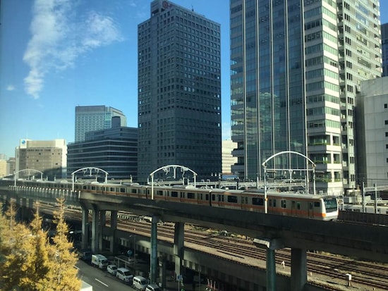 東京駅付近で中央線は他の路線より一段高いところを走り、3＆4番線の直上にホームがある