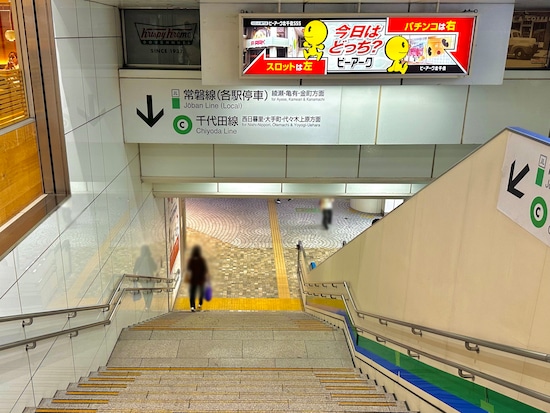 他路線と比べてかなり地下にある千代田線ホーム。一部電車は常磐線に乗り入れます