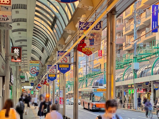 夕方のきたろーど1010。仕事や学校からの帰りにフラリと立ち寄れるお店がたくさん