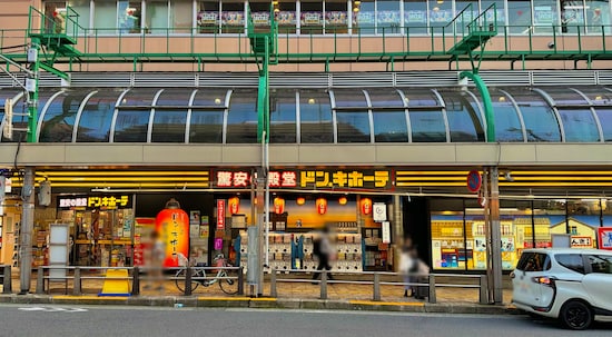 こうした量販店・チェーン店と、昔ながらの個人商店が併存しているのが特色