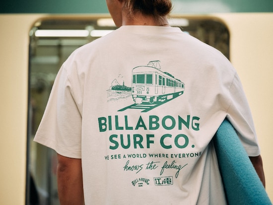 「江ノ電 × BILLABONG」記念Tシャツ（写真提供＝サニサイドアップグループ）