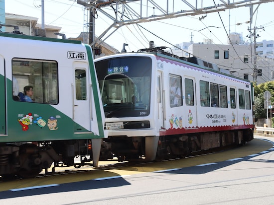 「高雄メトロ号」と「ベビースター号」が連結された列車