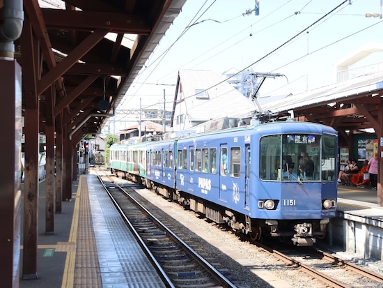 江ノ島駅に到着した「マドモアゼルノンノン・パパス」