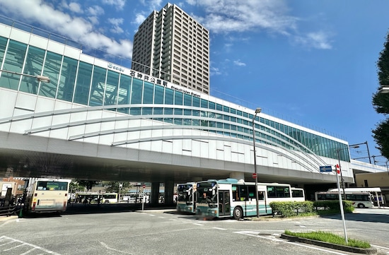 駅南側ロータリー。北側と同じアーチ型デザインが施されています