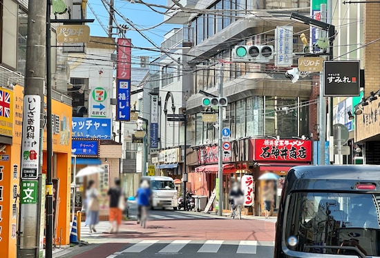 北口の商店街と比べてもさらに活気ある印象。学生や若いカップルの姿も複数ありました