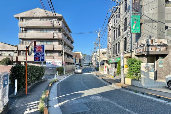 東映通りは、入った当初は何の変哲もない道路ですが……