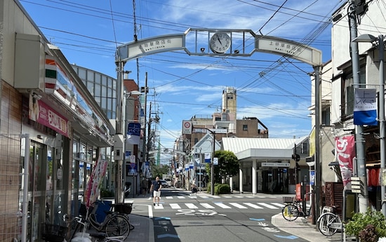 上井草商店街から駅南口に向けて撮影。入り口には「セブン-イレブン」