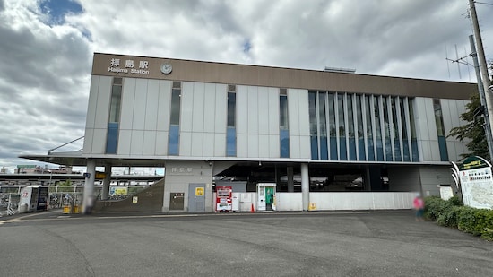 駅舎を出るとすぐ住宅街に広がり、やや殺風景な拝島駅の北側