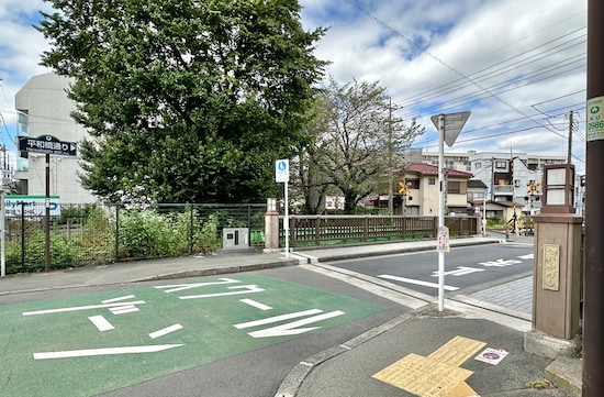 平和橋が作られた経緯は、橋のたもとにある石碑（写真中央の物）に説明が書かれています