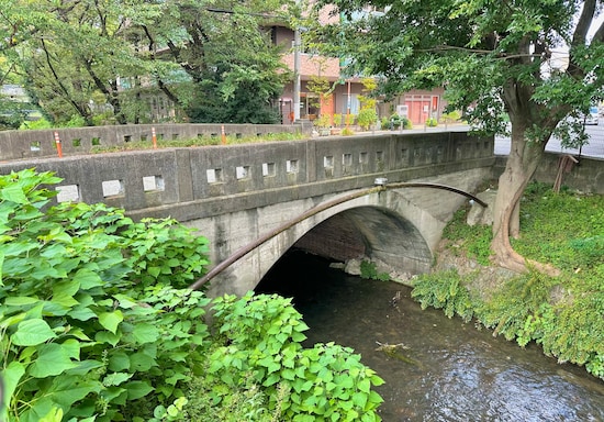 橋からも歴史が感じられる街