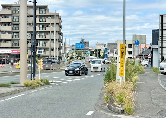 この黄色い注意看板の通り、歩道を右側から行こうとすると途中でUターンする羽目になるので注意！