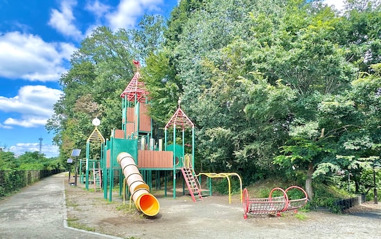 玉川上水緑地日光橋公園の遊具。この近辺は体を動かすのにちょうどいい場所のようです