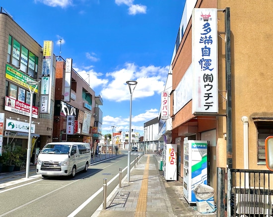 拝島駅南口を出てすぐの場所にも石川酒造を紹介する看板が