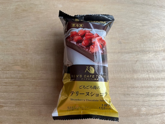 ファミマの「ごろごろ苺のテリーヌショコラ」（税込320円）