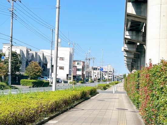 駅周辺は閑静な住宅街が広がっています