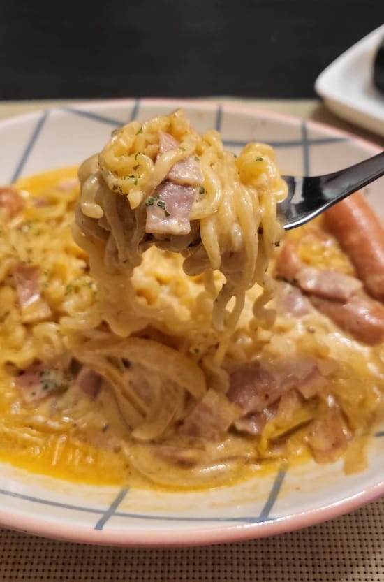 「辛ラーメン」の定番アレンジレシピ「ロゼ辛ラーメン」