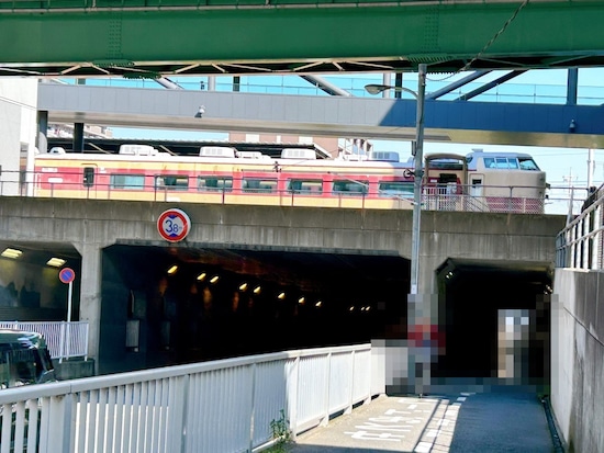 駅周辺のガード上には、普通に展示車両が見えます