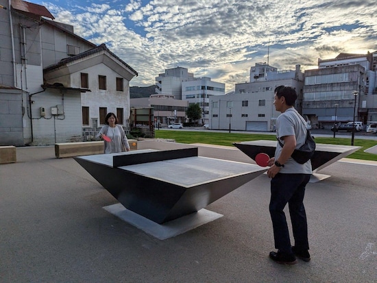 久しぶりに青空の下でピンポンに挑戦。地元の学生さんや家族連れ、観光客などでにぎわう