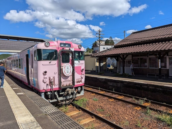 週末は観光列車も運行。乗車券に指定席券（大人530円、子ども260円）で手軽に乗れる。写真の「SAKU美SAKU楽」はJR津山線。JR伯備線には、「〇〇のはなし～岡山編～（10月）」「ラ・マル やまなみ（11月）」が芸術祭にあわせて運行