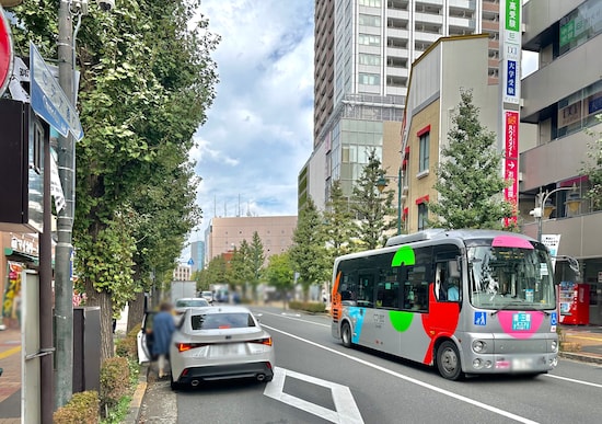 路線バスや公共バスなどが頻繁に行き交う大通り