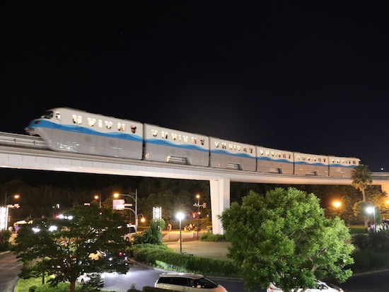 夜の舞浜駅前を走るモノレール