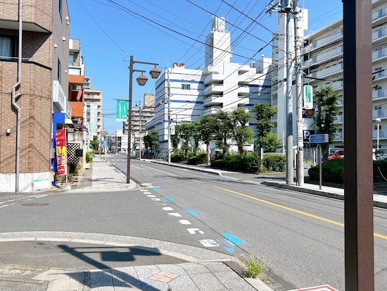 駅西口周辺。マンションや学習塾が立ち並びます