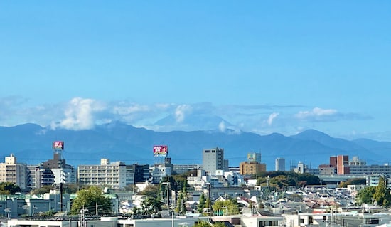 秋雲で頭の隠れた富士山